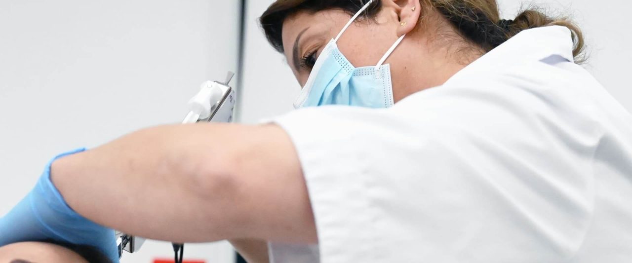Haarspecialist van Hairtec dient tijdens een PRP-behandeling plasma toe op de hoofdhuid met een meso-injector